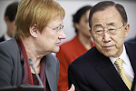 Presidentti Halonen ja YK:n pääsihteeri Ban Ki-moon. Tasavallan presidentti Halonen esitteli kestävän kehityksen paneelin työskentelyä yleiskokoukselle New Yorkissa 20. lokakuuta 2011. UN Photo/Rick Bajornas 